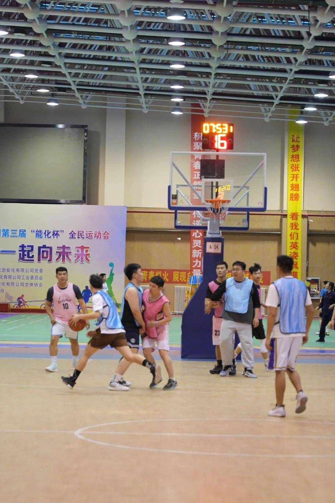 包含精彩比赛视频回放：职业篮球赛事精彩瞬间的词条