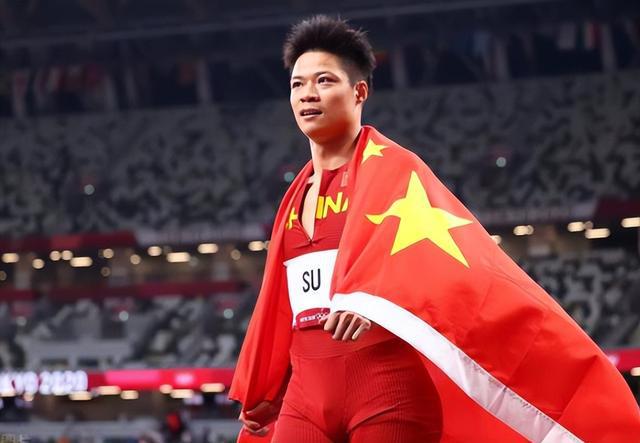 包含田径选手奋勇向前，冲刺胜利的词条