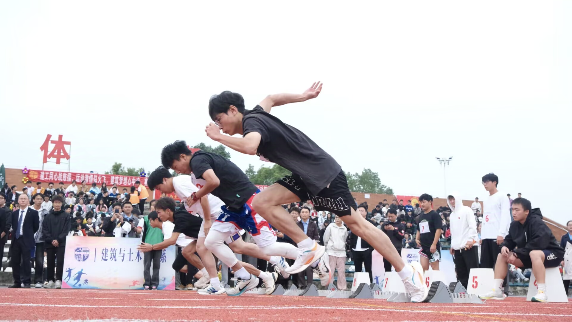 包含田径选手奋勇向前，冲刺胜利的词条